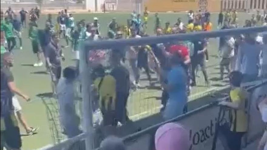 Vídeo: Botellazos y batalla campal en un partido de ascenso a la Lliga Comunitat