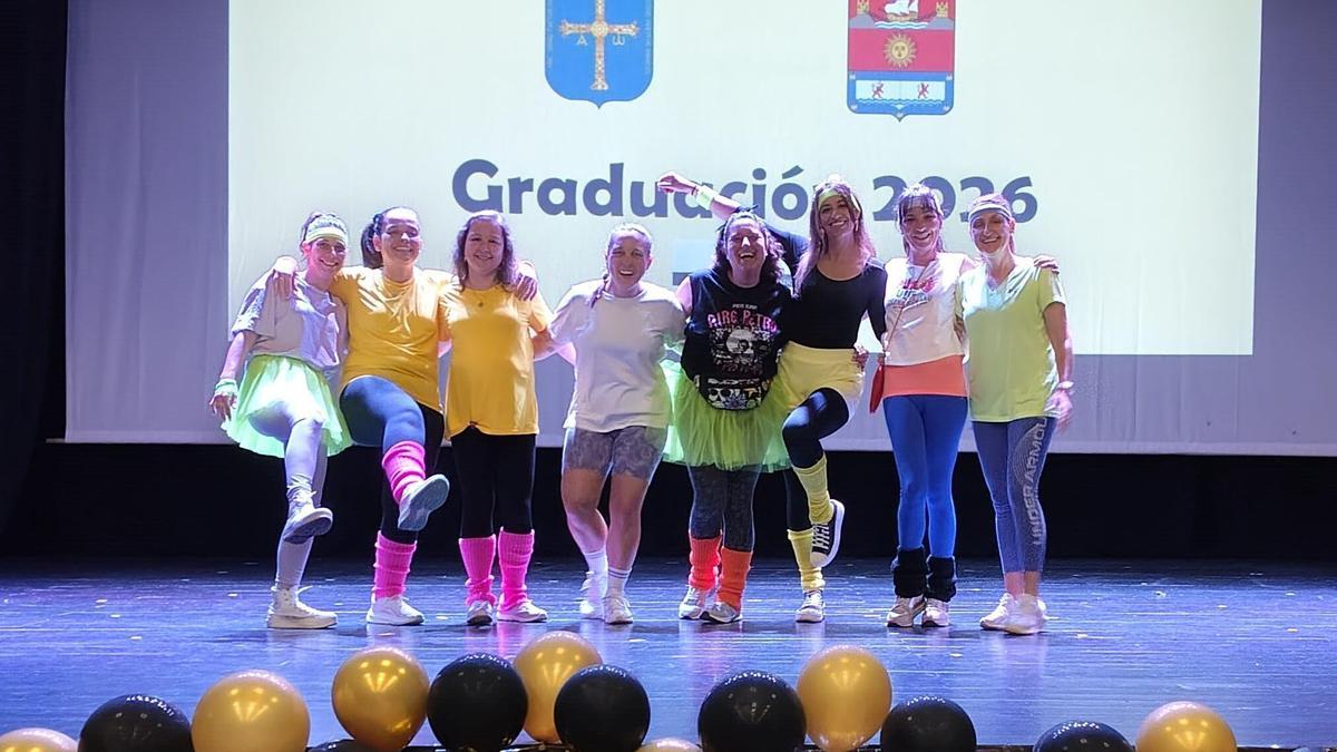Docentes de la escuelina de Corvera tras la graduación del alumnado.