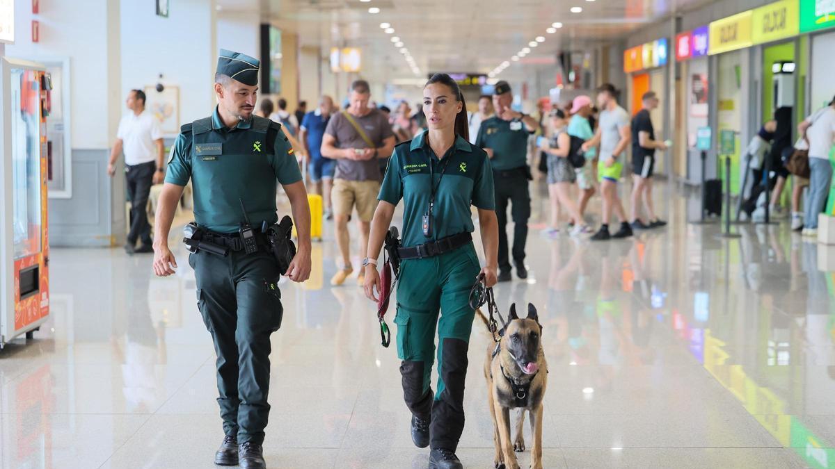 Agentes de la Guardia Civil en el aeropuerto de Ibiza