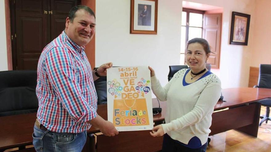 El alcalde veigueño, César Álvarez, y la responsable del recinto ferial, Dora Álvarez, con el cartel.