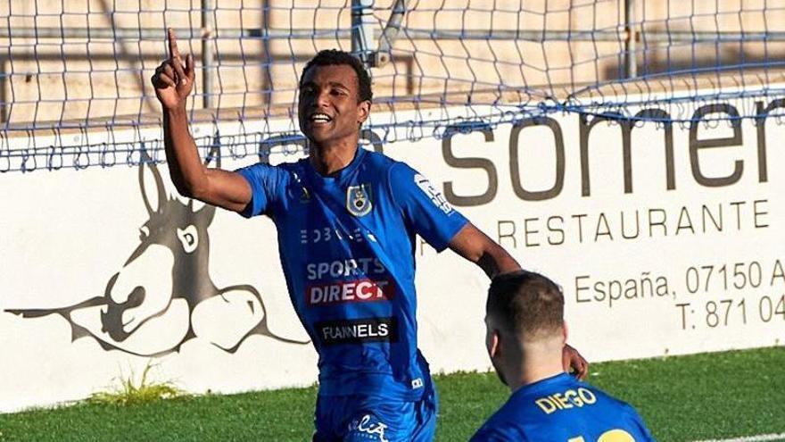 Adrián Garrido celebra uno de sus goles con el Andratx