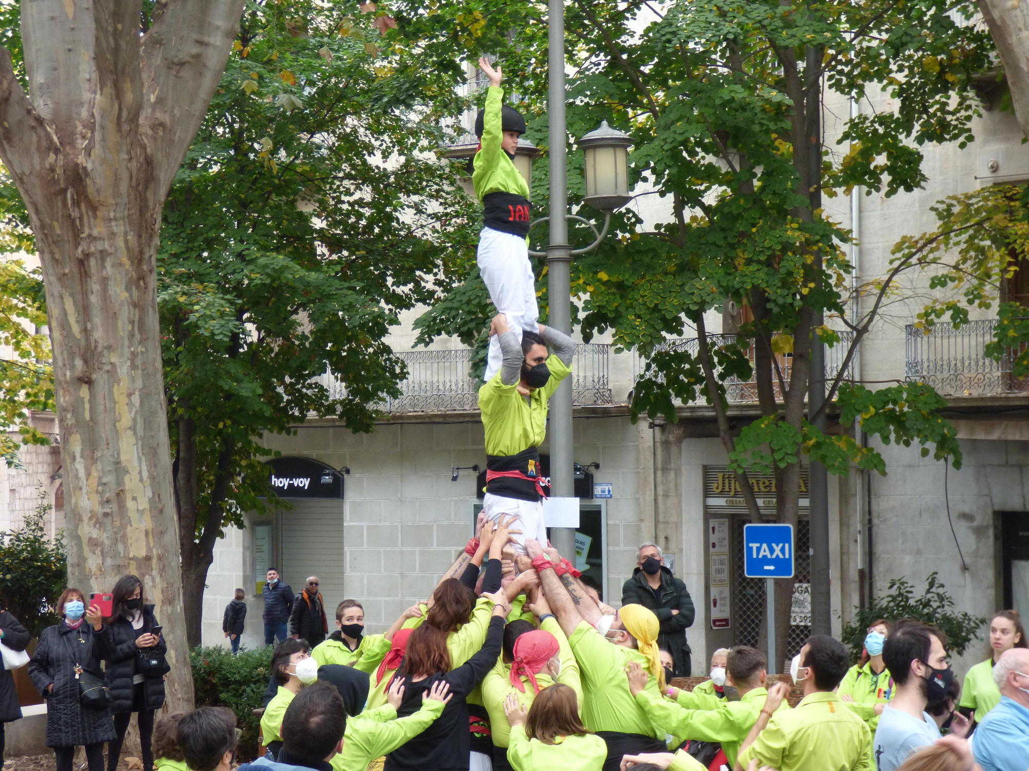 Onze colles castelleres es reuneixen a Figueres en la trobada de tardor de Colles del Nord