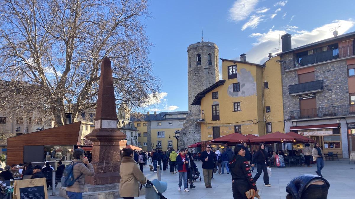 'La plaça dels Herois' de Puigcerdà durant el Divendres Sant.