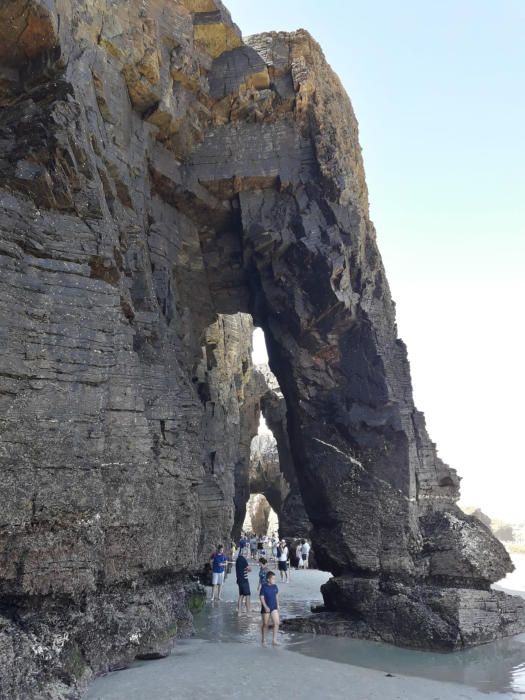 Platja de les Catedrals. Nom que pren per la similitud que tenen les seves formacions rocoses amb els boterells de les catedrals gòtiques. El característic de la platja són els arcs i les coves, només apreciables a peu de platja durant la baixamar