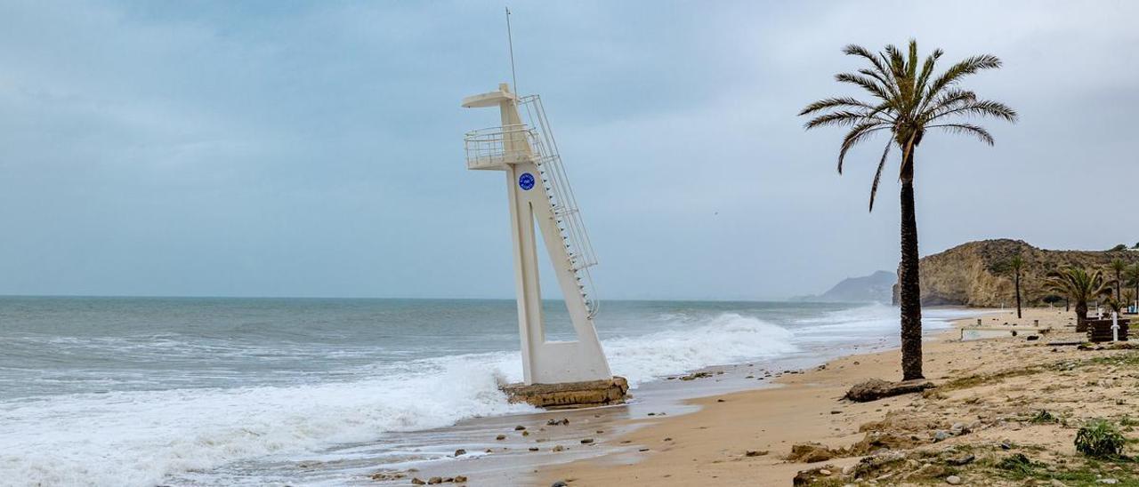 Desperfectos por el temporal en la playa del Paradís de La Vila.