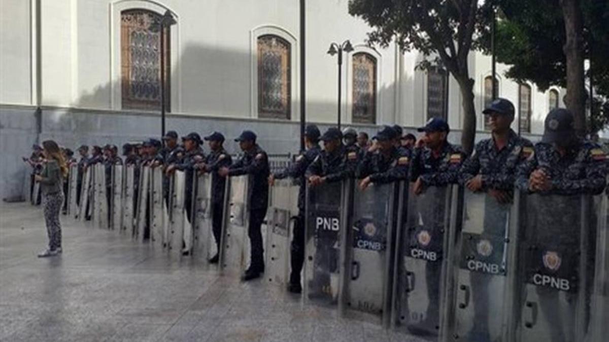 venezuela-policias-asamblea-nacional