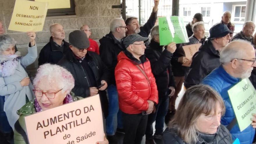 Manifestación delante del Centro de Salud de Cangas.