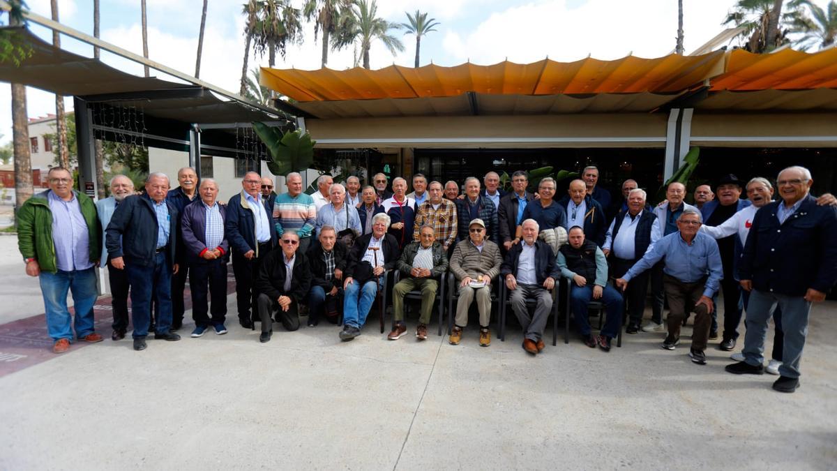 Foto de familia del homenaje que los Amigos del Villalobos le dieron a Rafael Bernabéu