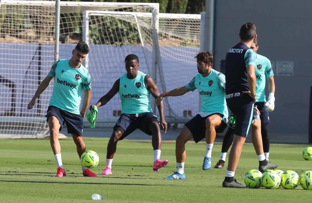 El Levante abre el entrenamiento a los medios