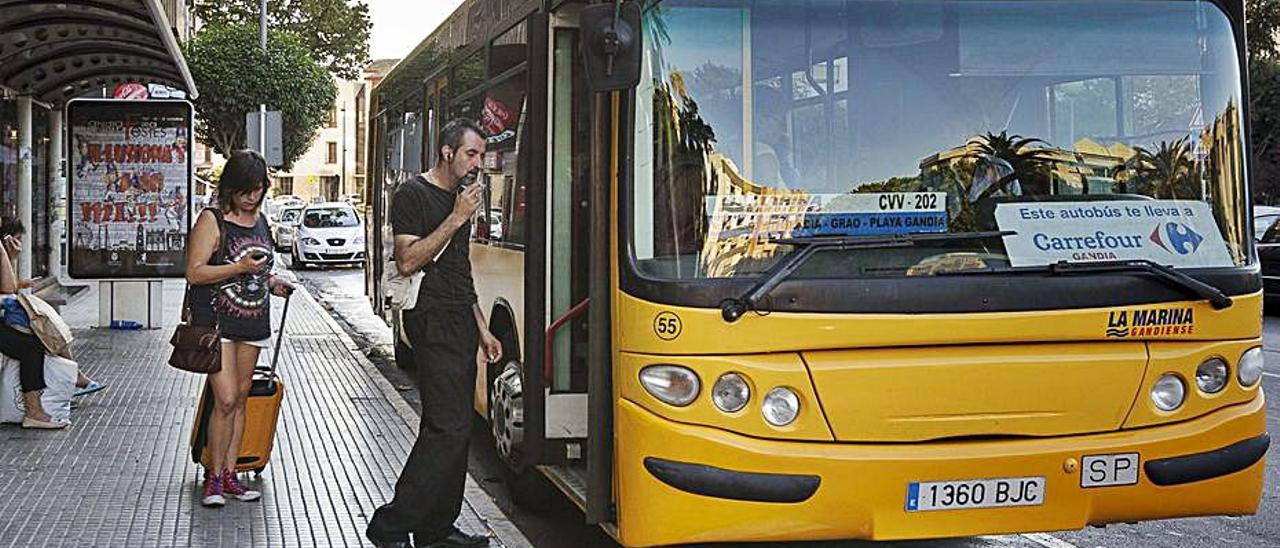 Un autobús de la línea Gandia-playa, en Marqués de Campo.      natxo francés