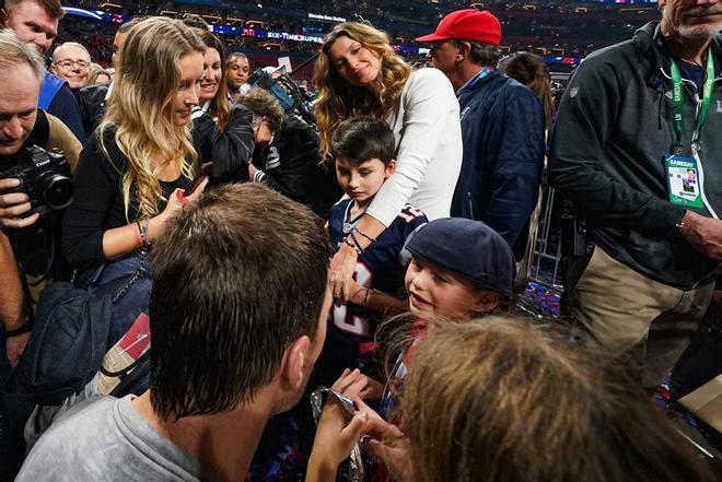Gisele Bündchen y sus hijos felicitando a Tom Brady