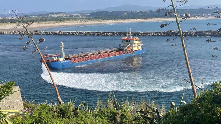 La draga &quot;SIF R&quot; llega al Puerto de Avilés y empieza a dragar en la bocana