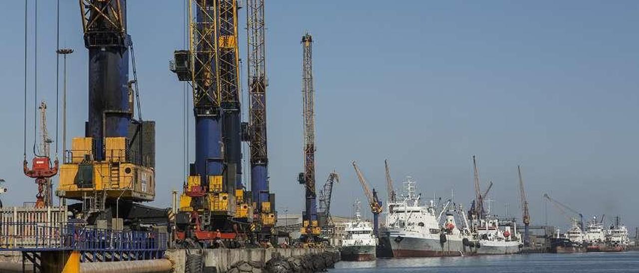 Barcos de pesca y comerciales en el puerto de Walvis Bay. // Namport