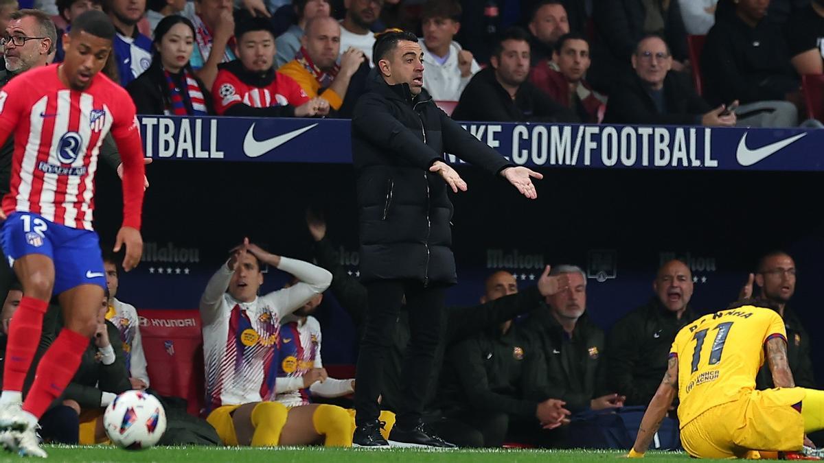 Xavi Hernández, durante el Atlético - Barcelona