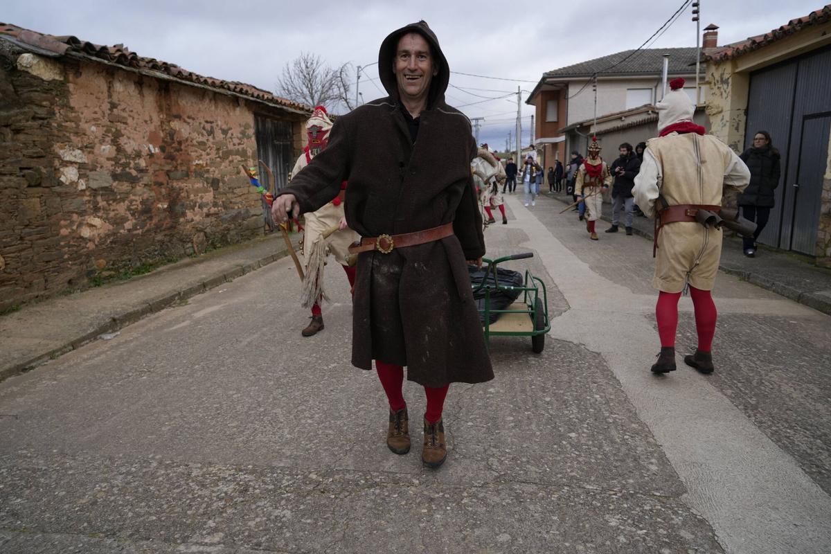 GALERÍA | La Vaquilla y los Cencerros reviven el antruejo más tradicional en Palacios del Pan