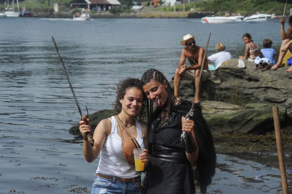 Las hordas vikingas desembarcan con sus armas y sus gritos de guerra en Catoira ante 30.000 personas.