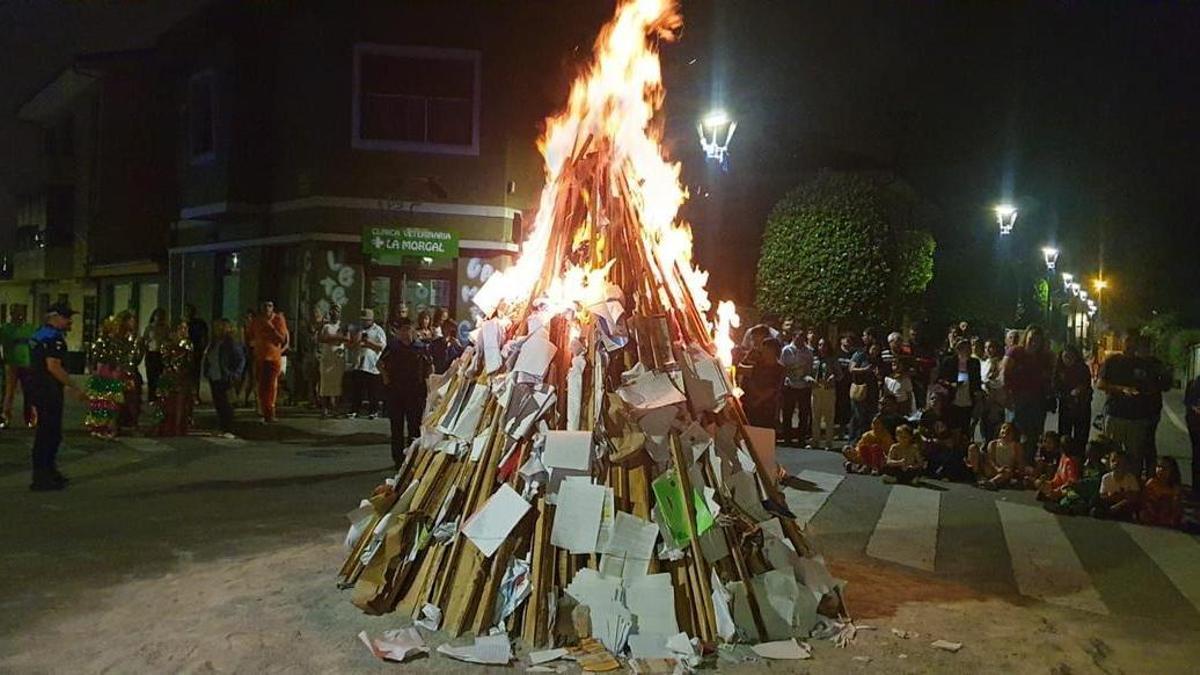 Una hoguera de San Juan en Lugo de Llanera.