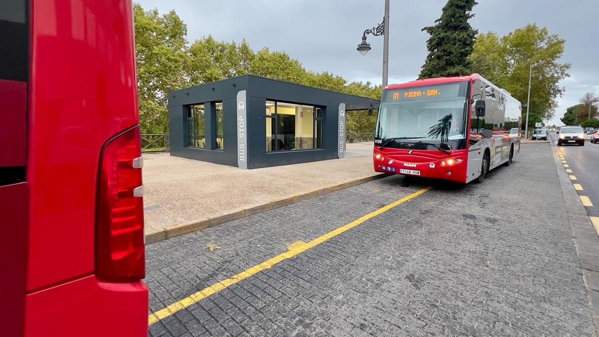 Nueva parada de autobús en el centro.