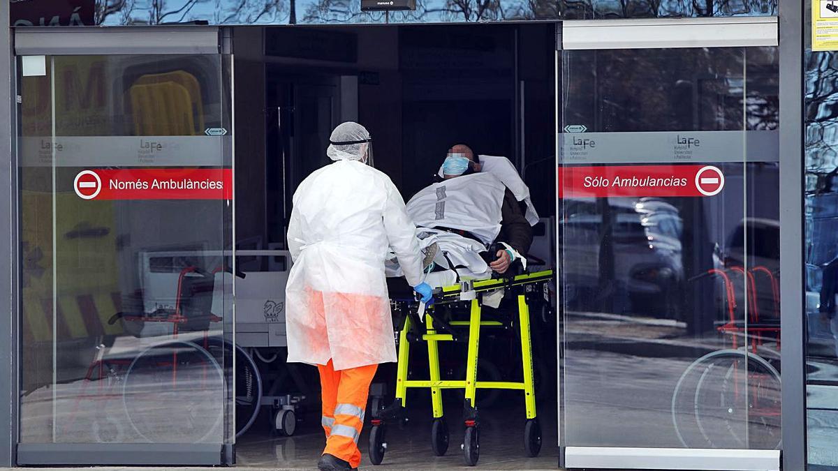 Un paciente es trasladado a Urgencias del hospital La Fe de València. | M.A.MONTESINOS