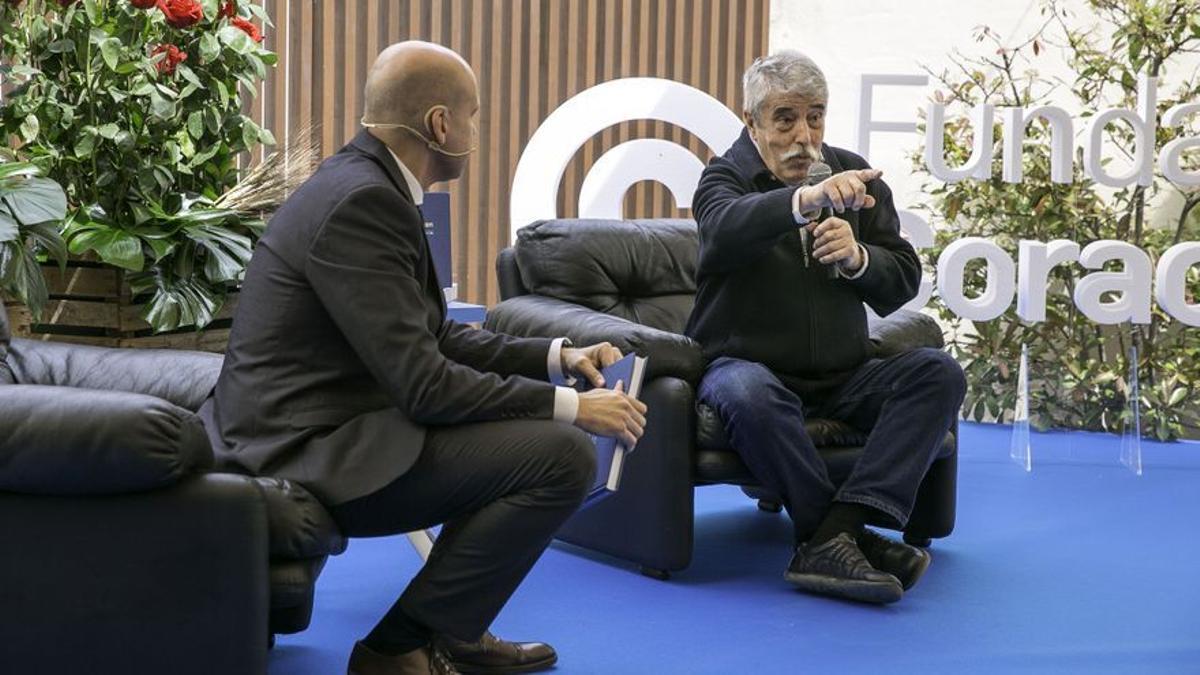 El doctor Jordi Garriga, junto al autor del libro, Genís Sinca.