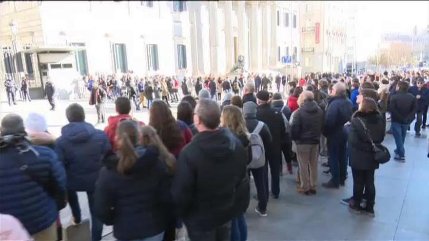 Primera jornada de investidura entre luces de navidad y maletas de turistas