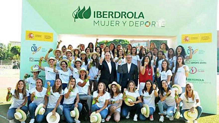 Ignacio Galán y José Guirao con deportistas.