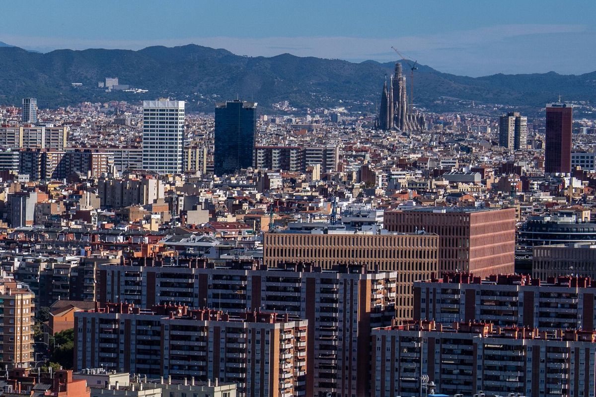Fons i promotores preparen la venda de més de 30.000 vivendes de lloguer a Espanya per 5.000 milions d’euros Fons i promotores preparen la venda de més de 30.000 vivendes de lloguer a Espanya per 5.000 milions d’euros