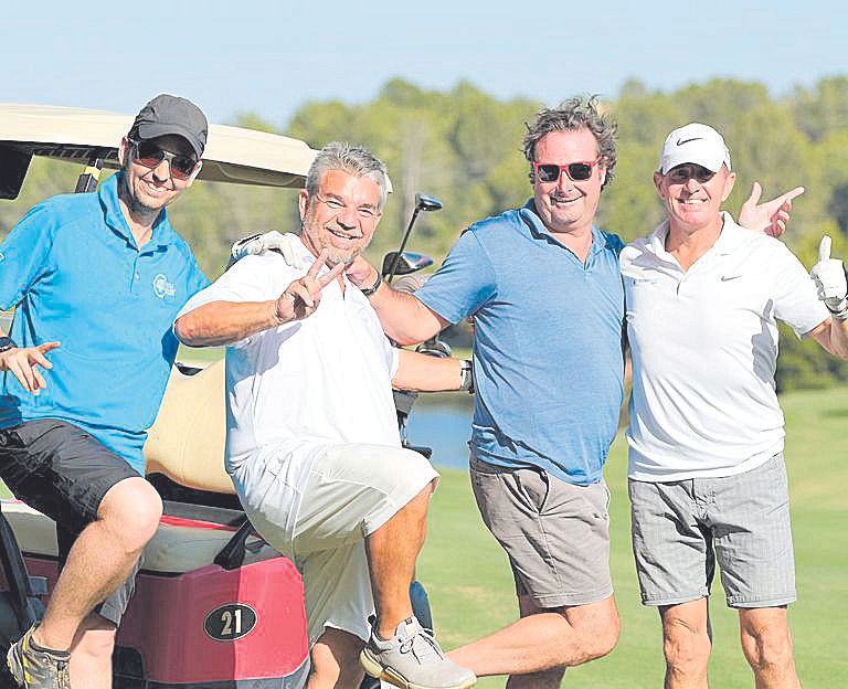 En el centro de la imagen, Pascal García y Antonio Moragues, junto a dos jugadores del torneo.