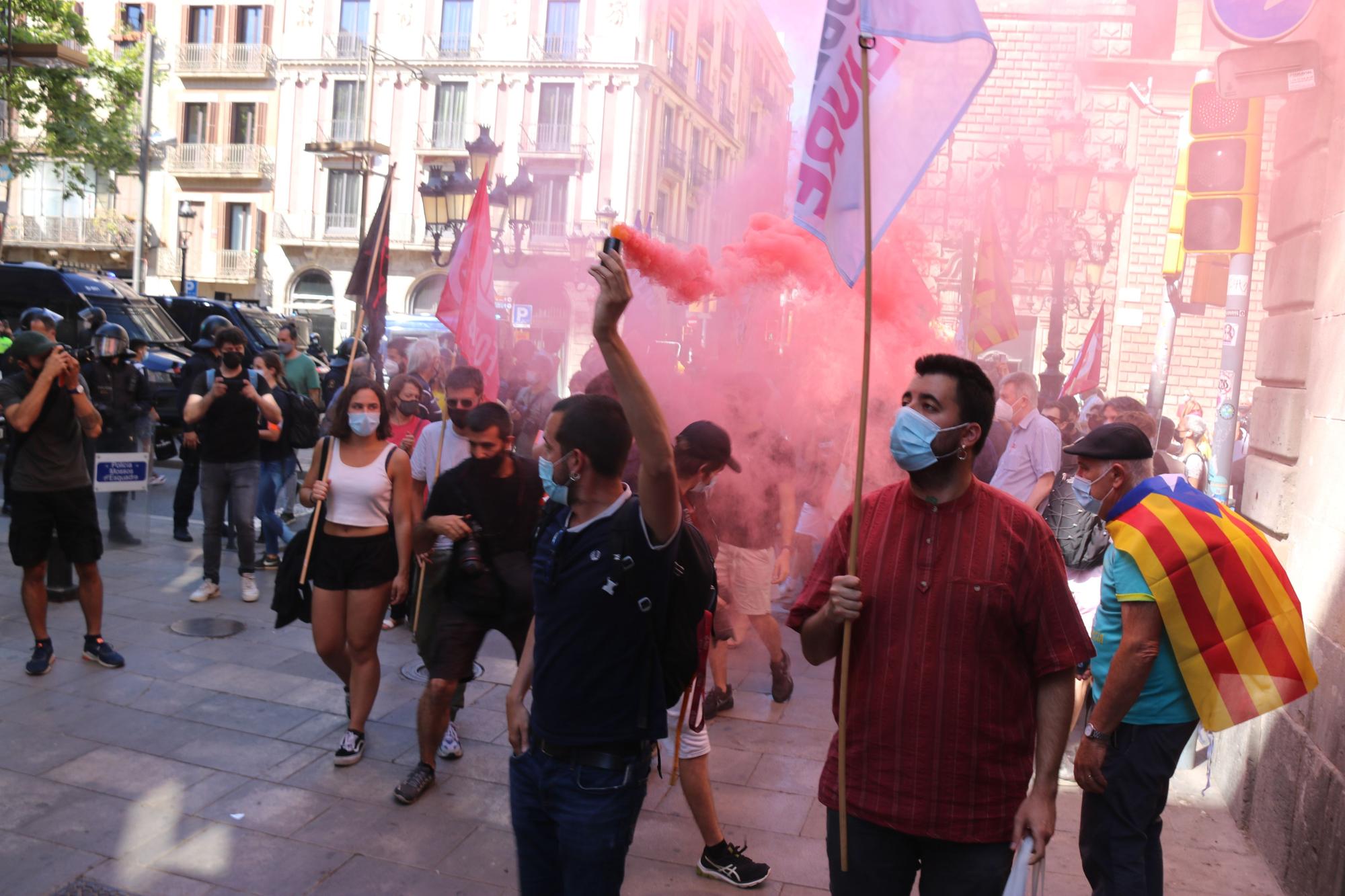 Protestes davant el Liceu per la conferència de Pedro Sánchez