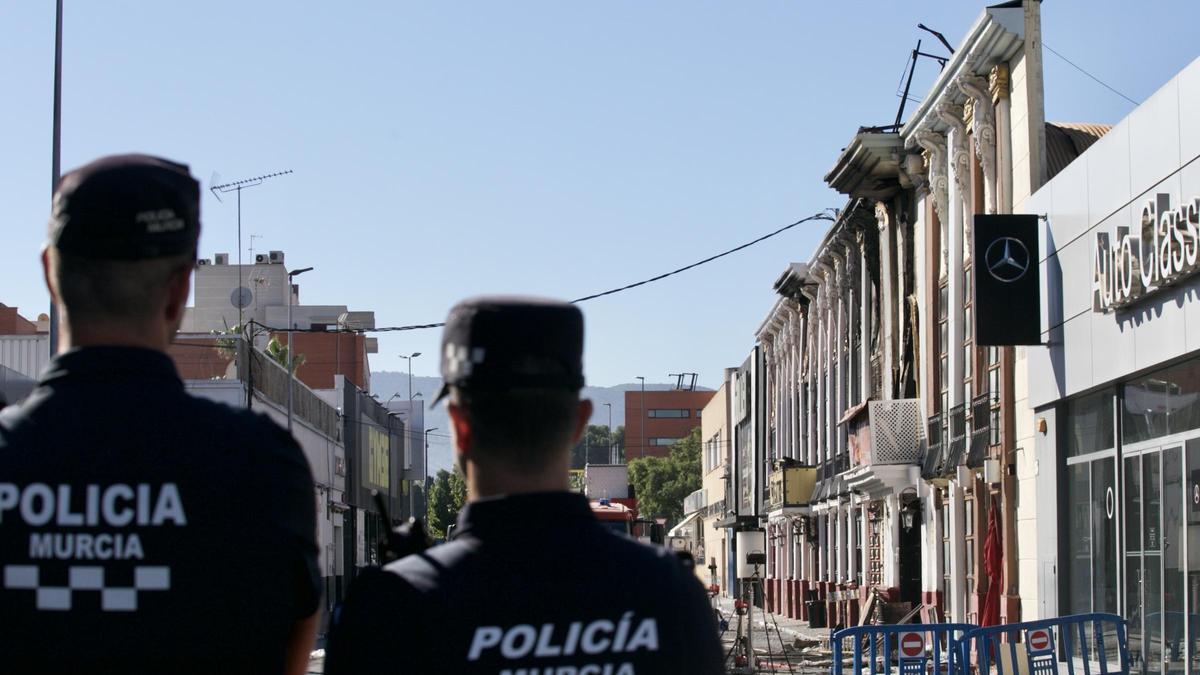 Dos agentes de la Policía Local de Murcia, en la 'zona cero' de Atalayas el día después de la tragedia de las discotecas.