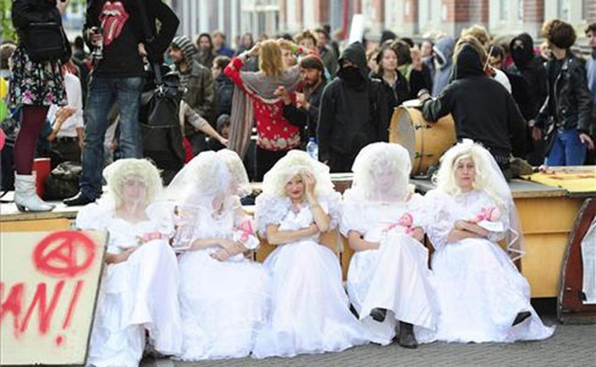 Un grup de dones vestides de núvia esperen l’arribada de la Policia antiavalots durant una protesta contra el desallotjament de la casa ocupada Schijnheilig a Amsterdam (Holanda).