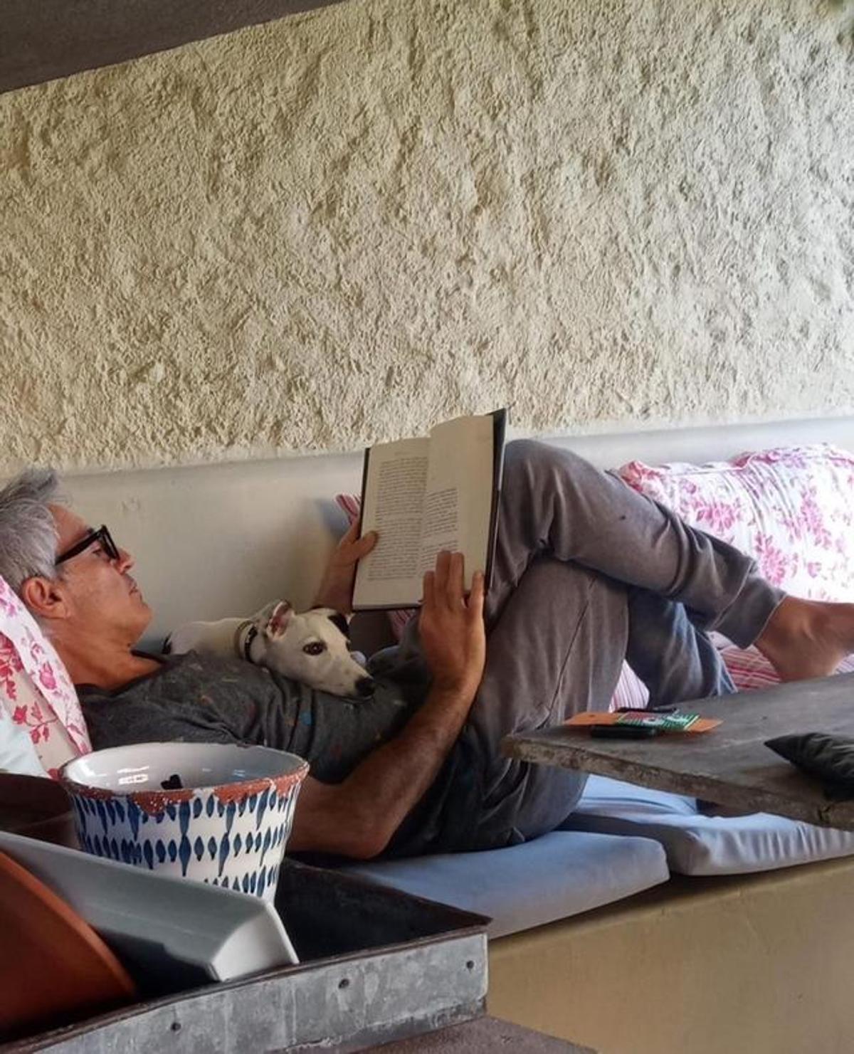 Sergio Dalma, gaudint de la lectura i de la seva mascota, a la seva casa empordanesa.