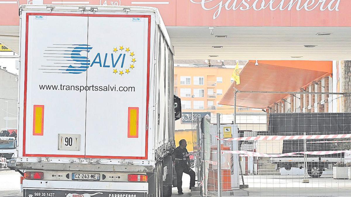 Un transportista llena el depósito de su camión en una estación de servicio de Castellón