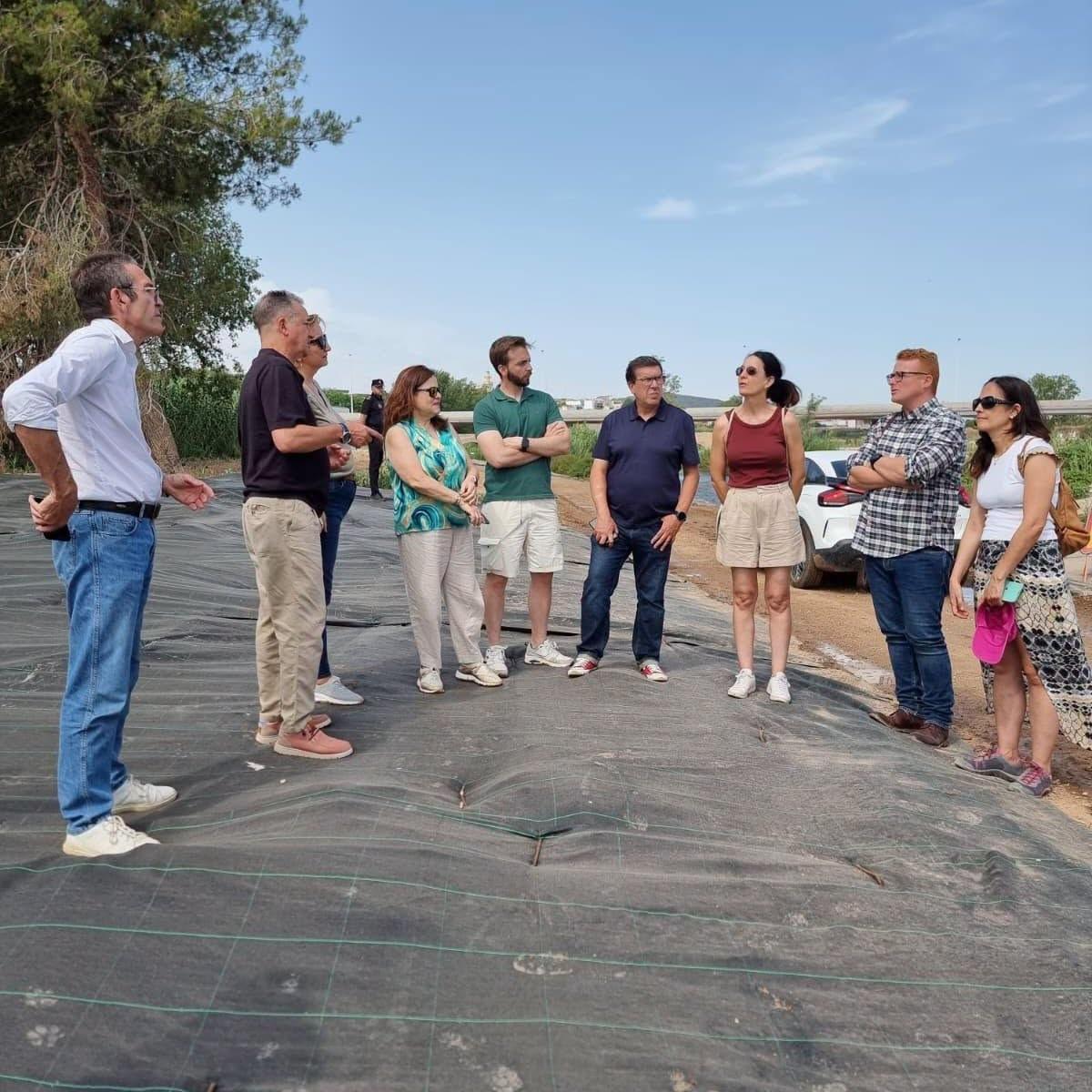 La presidenta de la Mancomunitat Camp de Túria, Amparo Navarro, en su visita a Riba-roja de Túria.