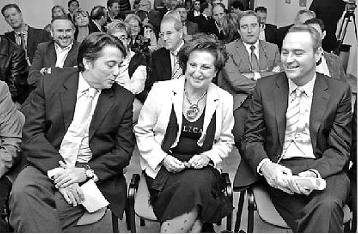 Marisol Linares, entre Manuel Cervera y Alberto Fabra, en un acto del partido.