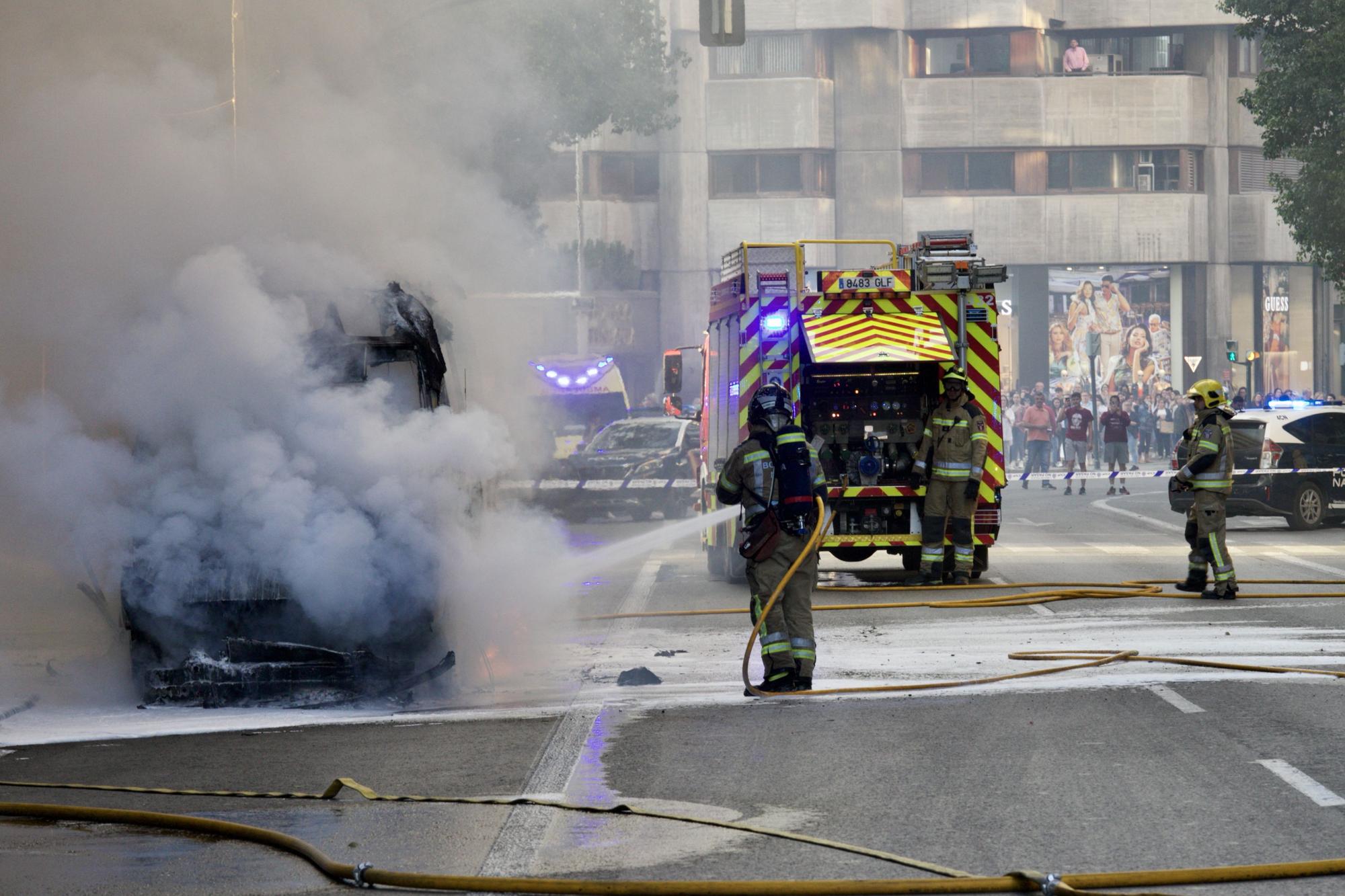 Las imágenes del incendio de un coche en plena Gran Vía de Murcia