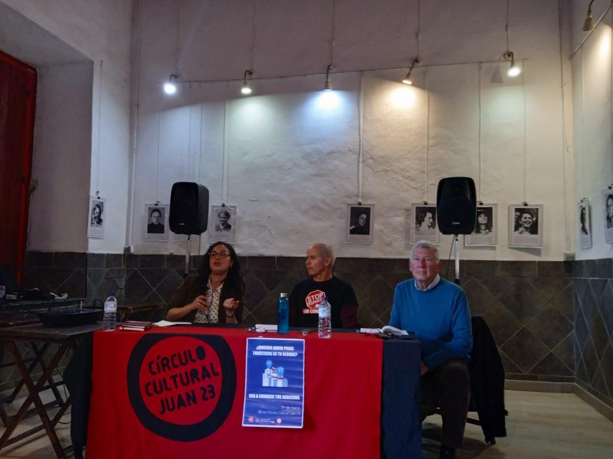 Imagen de la reunión celebrada entre Stop Desahucios y la AV Regina Magdalena.