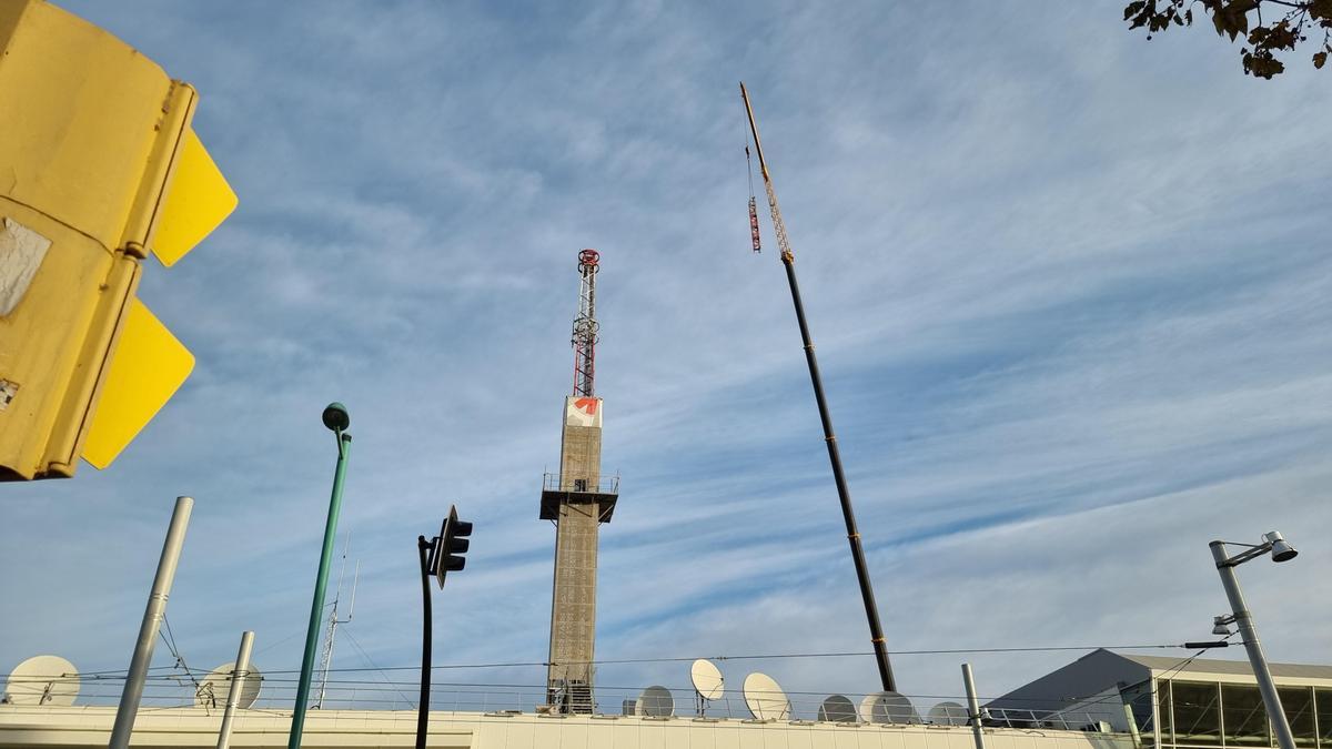 Una grúa retira la parte más alta de la torre de comunicaciones de Aragón TV