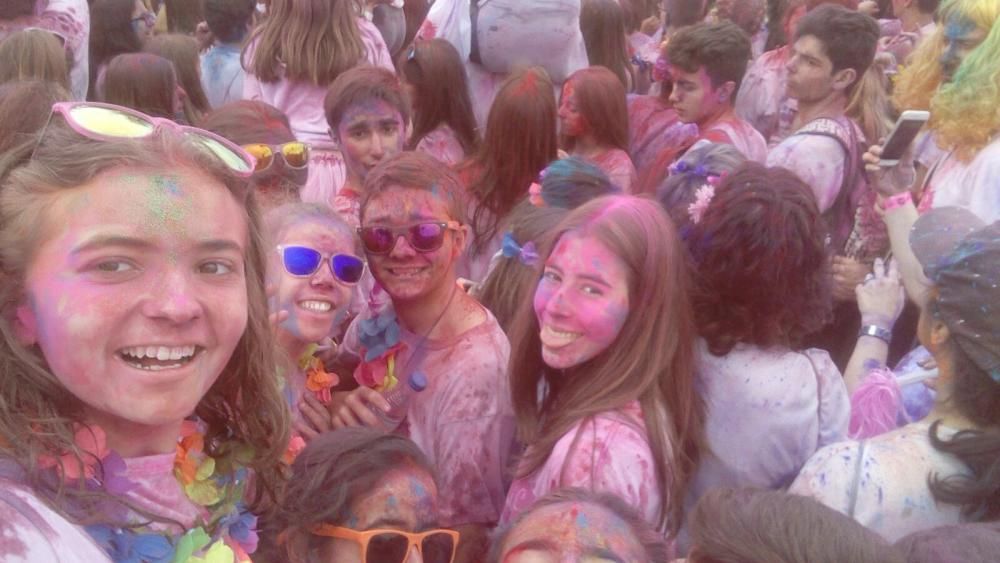 Miles de "corredores" participan en una nueva edición de la Holi Run en Vigo