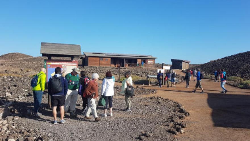 Un grupo de visitantes llegando a Lobos hace escasos días donde entraron de forma libre y sin que nadie les exigiera autorización alguna.