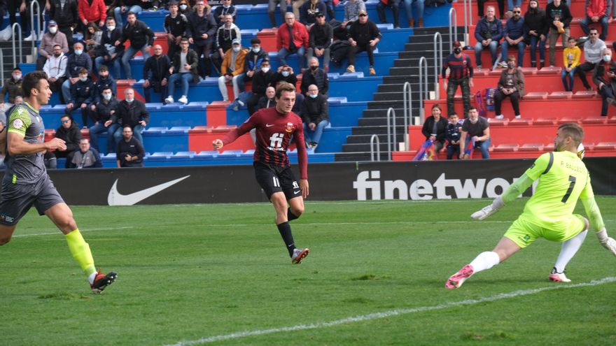 El Eldense gana gracias a la insistencia de Pablo (2-1)