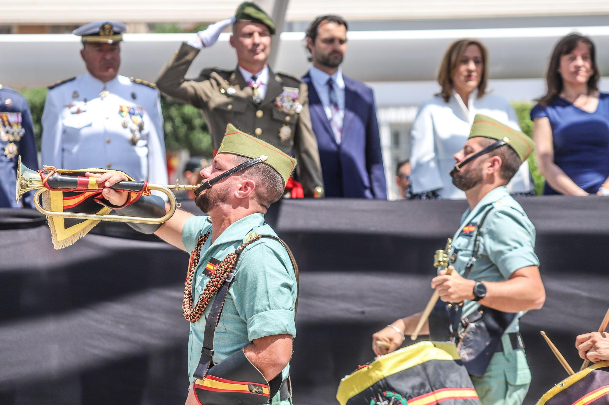 Sol y fidelidad a la bandera en Torrevieja