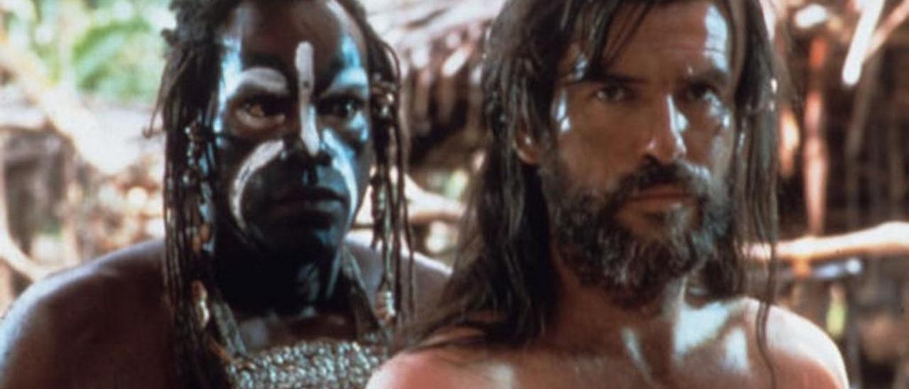 William Takaku e Pierce Brosnan en Robinson Crusoe (1997).