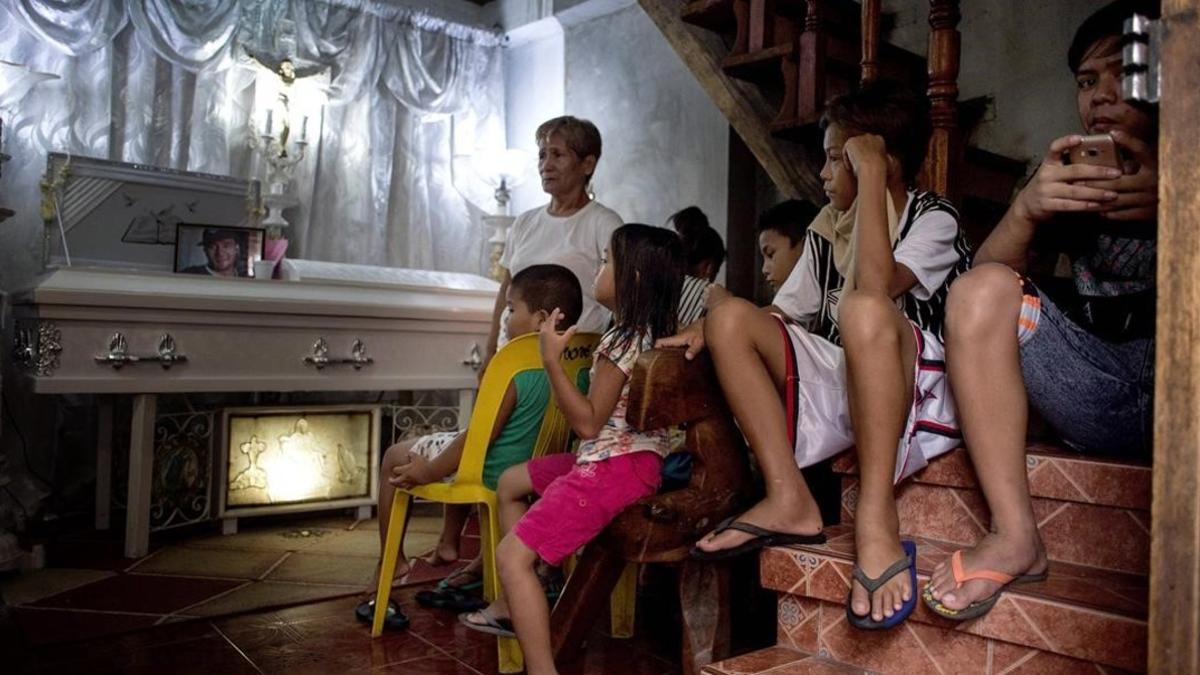 Una familia vela a una de las víctimas de la guerra contra la droga.