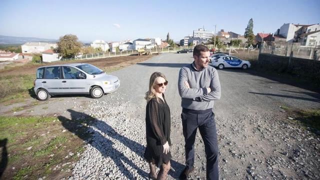 Visita del año 2022 del por entonces alcalde, José López, a los terrenos que se pretende urbanizar. | BERNABÉ