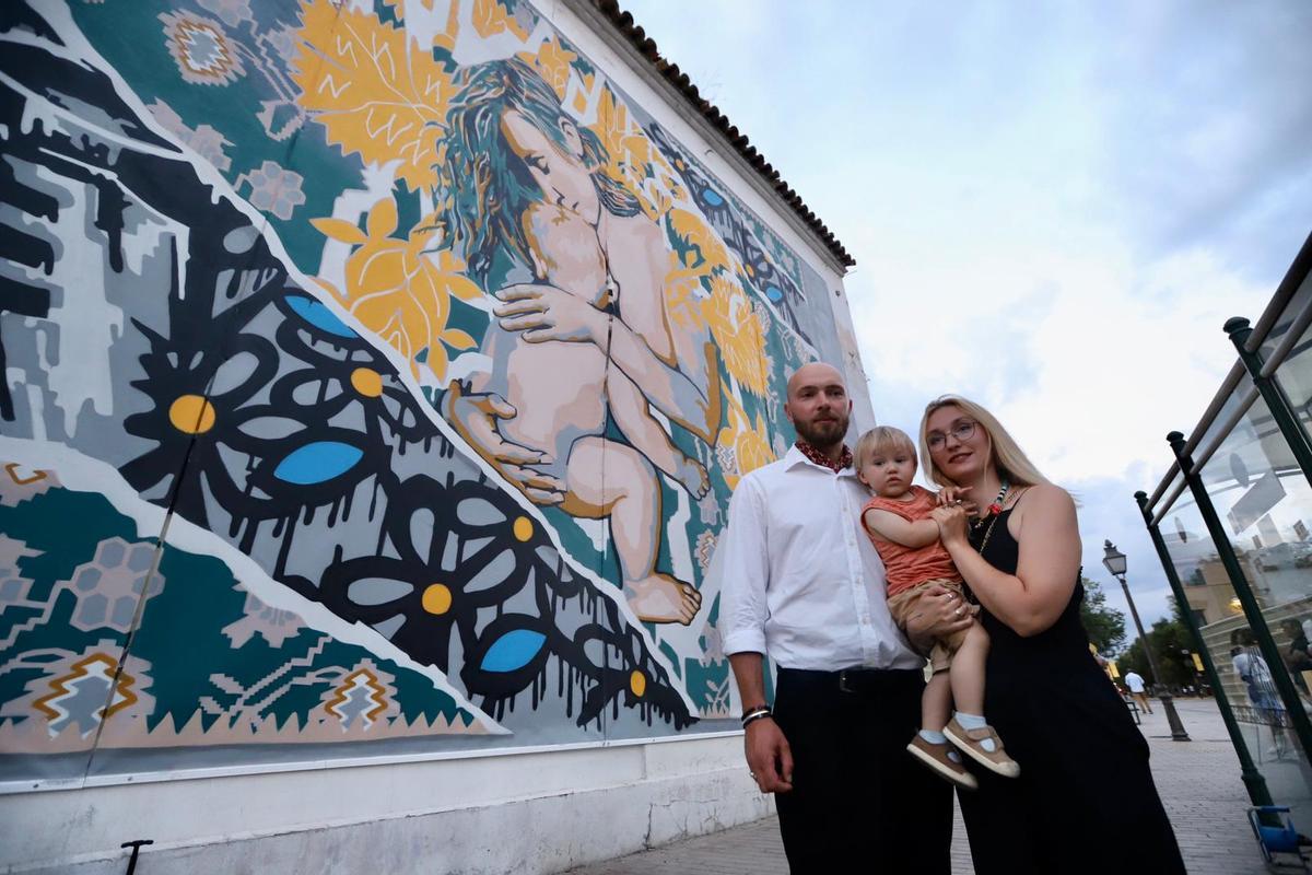 El dúo artístico Korobkov inaugura en Córdoba un mural como alegato a la esperanza de Ucrania.