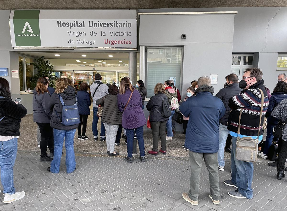 Varias personas esperan en urgencias del Hospital clínico de la capital