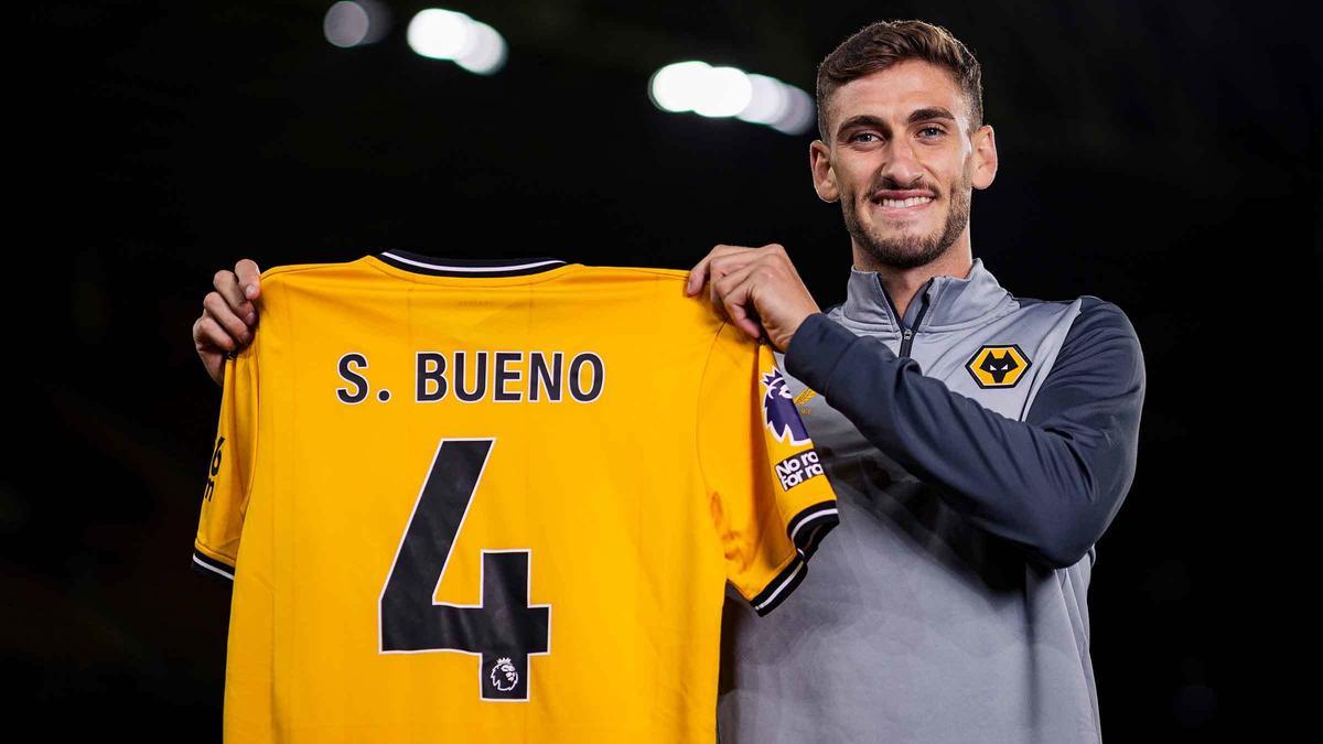 Santi Bueno durant la presentació amb el Wolverhampton.