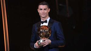 Cristiano Ronaldo recogió en París su quinto Balón de Oro