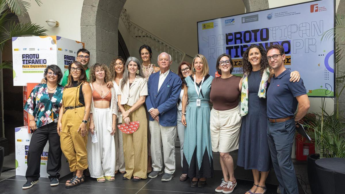 Foto de familia con las personas participantes de la segunda edición de «Prototipando para Emprender»